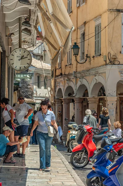Birçok küçük tezgah ve yürüyen turist Yunanistan 'da korfu başkentinin sokaklarının atmosferini oluşturuyor. 