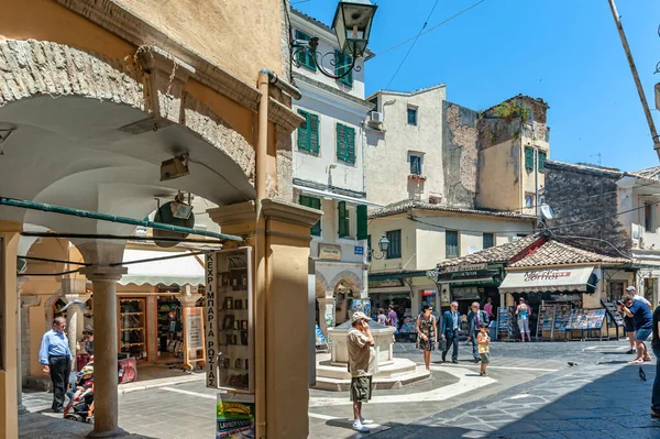 Birçok küçük tezgah ve yürüyen turist Yunanistan 'da korfu başkentinin sokaklarının atmosferini oluşturuyor. 