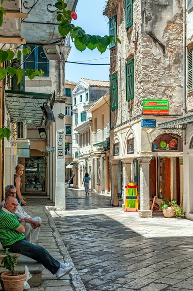 Birçok küçük tezgah ve yürüyen turist Yunanistan 'da korfu başkentinin sokaklarının atmosferini oluşturuyor. 