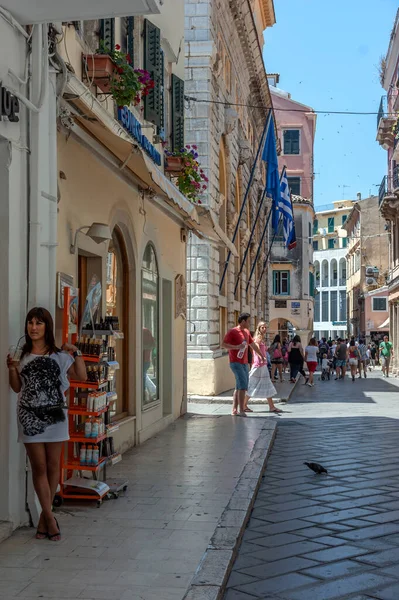 Birçok küçük tezgah ve yürüyen turist Yunanistan 'da korfu başkentinin sokaklarının atmosferini oluşturuyor. 