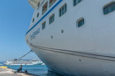 Turistleri taşımak için lüks bir gemi