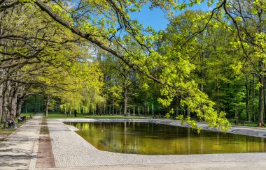 Parkın dekoratif bir unsuru olarak su deposu