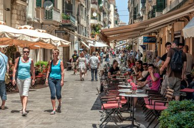 Eski püskü duvarlar ve asılan elektrik kabloları Yunanistan 'ın korfu başkentinin tipik özellikleridir.
