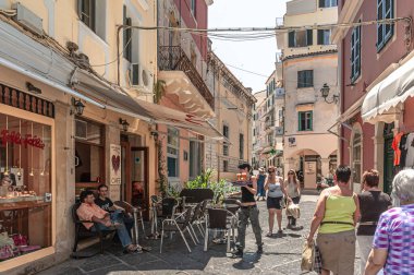 Eski püskü duvarlar ve asılan elektrik kabloları Yunanistan 'ın korfu başkentinin tipik özellikleridir.