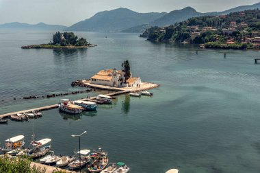 Korfu 'daki fare adasının yanında küçük, çekici bir manastır var.