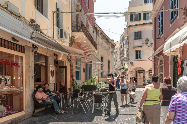 Eski püskü duvarlar ve asılan elektrik kabloları Yunanistan 'ın korfu başkentinin tipik özellikleridir.