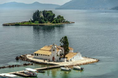 Korfu 'daki fare adasının yanında küçük, çekici bir manastır var.