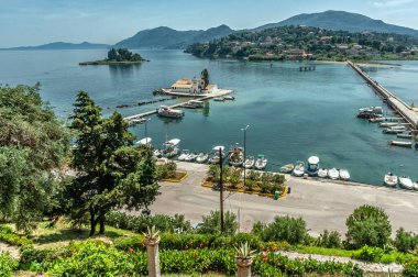 Korfu 'daki fare adasının yanında küçük, çekici bir manastır var.