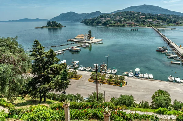 Korfu 'daki fare adasının yanında küçük, çekici bir manastır var.