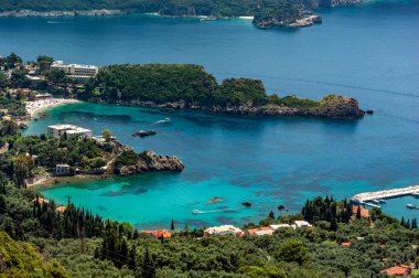Yunanistan 'ın korfu adasındaki kayalıkların ve plajların nefes kesici manzarası