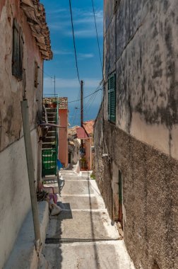 Turistler, Korfu 'nun dar sokaklarında Yunanca yürüyorlar.