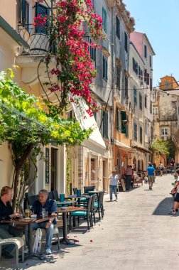 Turistler, Korfu 'nun dar sokaklarında Yunanca yürüyorlar.