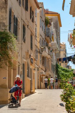 Turistler, Korfu 'nun dar sokaklarında Yunanca yürüyorlar.