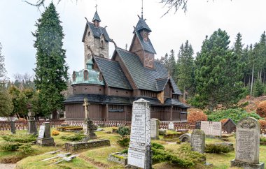 Karpacz 'daki wang Kilisesi' nin sonbahar versiyonu Norveççe ortaçağ turizmi