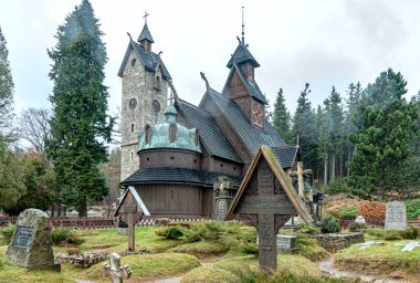 Kilise, Norveç 'in güneyindeki Vang kasabasında çam kütüklerinden inşa edilmiştir.