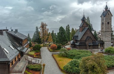 Kilise, Norveç 'in güneyindeki Vang kasabasında çam kütüklerinden inşa edilmiştir.