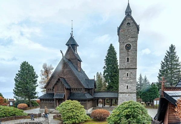 Kilise, Norveç 'in güneyindeki Vang kasabasında çam kütüklerinden inşa edilmiştir.