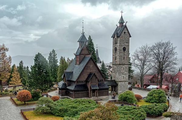 Kilise, Norveç 'in güneyindeki Vang kasabasında çam kütüklerinden inşa edilmiştir.
