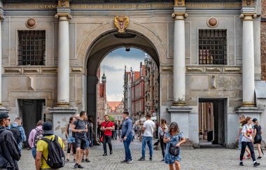 Altın kapıdan geçerek Gdask 'taki uzun pazara doğru yürü.