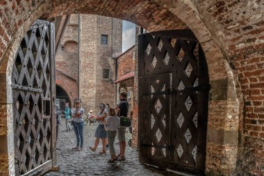 Gdask 'taki kehribar müzesine eski ağır ahşap kapı.