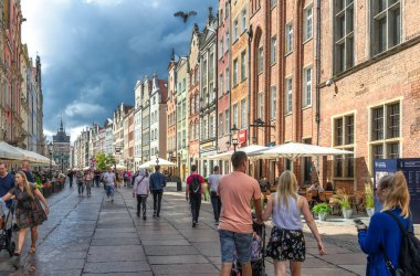 Turistler gdask 'ta uzun cadde boyunca yürüyorlar