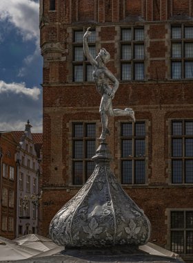 Yunan tüccar tanrısı Hermes 'in Gdask' taki figürü