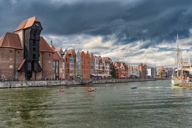 Gdask 'taki motawa nehri kıyısındaki güzel tarihi apartman evleri.