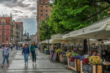 Turistler gdask 'ta uzun cadde boyunca yürüyorlar