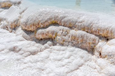 Yamaçlardan aşağı akan kireç suyu doğal oluşumlar oluşturur.