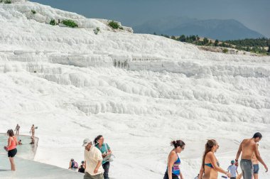 Yamaçlardan aşağı akan kireç suyu doğal oluşumlar oluşturur.