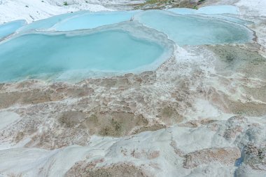 Yamaçlardan aşağı akan kireç suyu doğal oluşumlar oluşturur.