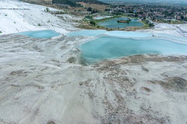 Yamaçlardan aşağı akan kireç suyu doğal oluşumlar oluşturur.