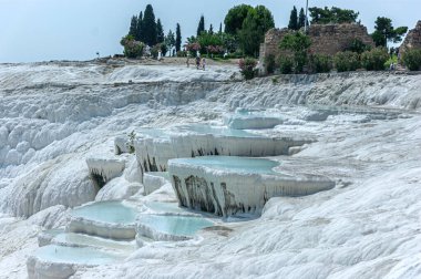 Yamaçlardan aşağı akan kireç suyu doğal oluşumlar oluşturur.