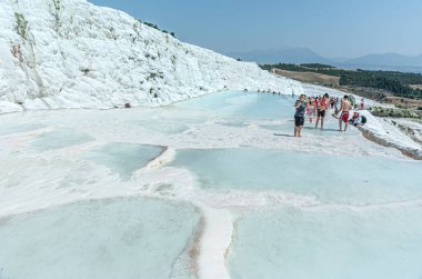 Yamaçlardan aşağı akan kireç suyu doğal oluşumlar oluşturur.