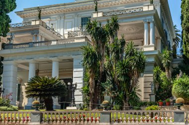 Korfu Yunan 'daki Sisi Düşesi' nin bahçesindeki heykeller.