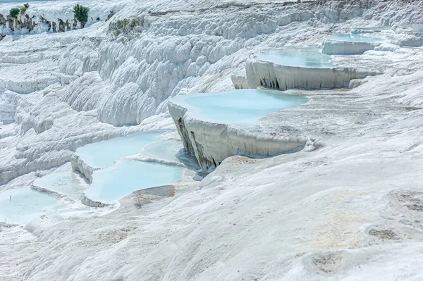 Yamaçlardan aşağı akan kireç suyu doğal oluşumlar oluşturur.