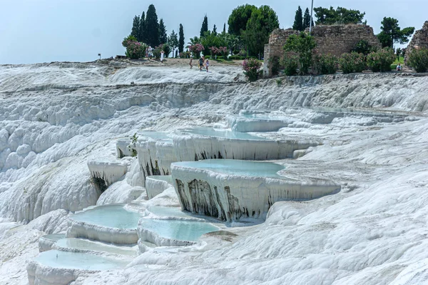 Yamaçlardan aşağı akan kireç suyu doğal oluşumlar oluşturur.