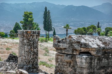 Hiyerapolis yakınlarındaki eski gladyatör harabeleri. Pamukkale hindisi.