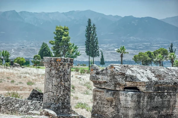Hiyerapolis yakınlarındaki eski gladyatör harabeleri. Pamukkale hindisi.