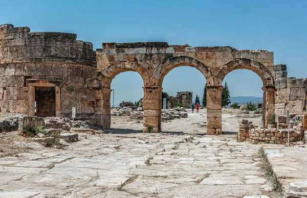 Pamukkale 'deki eski Roma şehri hiyerapolis kalıntıları.
