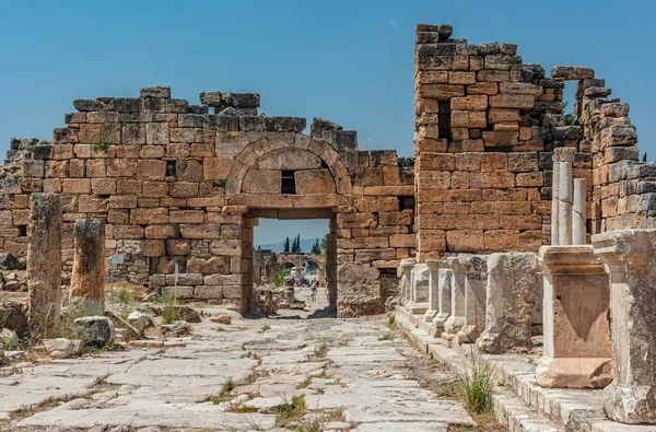 Pamukkale 'deki eski Roma şehri hiyerapolis kalıntıları.