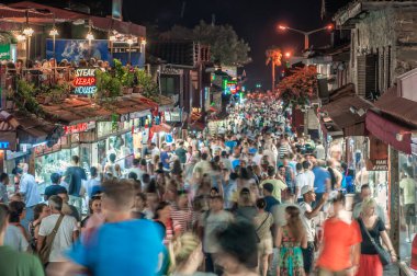 Türk pazarlarından birinde gece hayatı var.