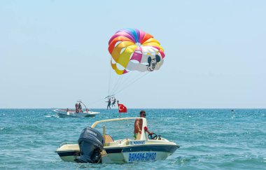 Denizde ve sahilde tatil eğlencesi 