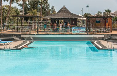 İspanya 'nın kanarya adalarında otel yüzme havuzu