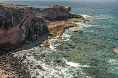 Volkanik kıyı kayaları, İspanya 'nın Lanzarote kentindeki tipik bir manzaradır.