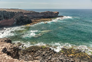 Volkanik kıyı kayaları, İspanya 'nın Lanzarote kentindeki tipik bir manzaradır.