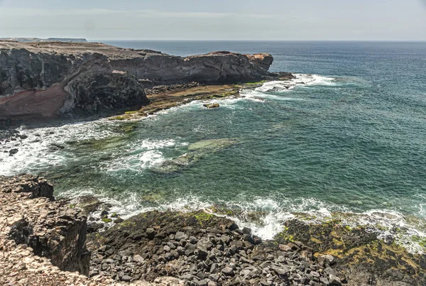 Volkanik kıyı kayaları, İspanya 'nın Lanzarote kentindeki tipik bir manzaradır.