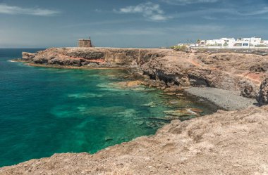 İspanya 'daki Lanzarote kıyısındaki volkanik kayalıklar