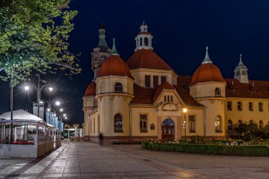 Gece gezintisi ve ayyaşın cazibesine hayran olmak.