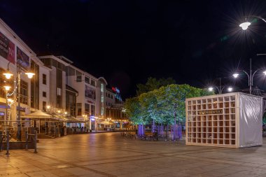 Gece gezintisi ve ayyaşın cazibesine hayran olmak.